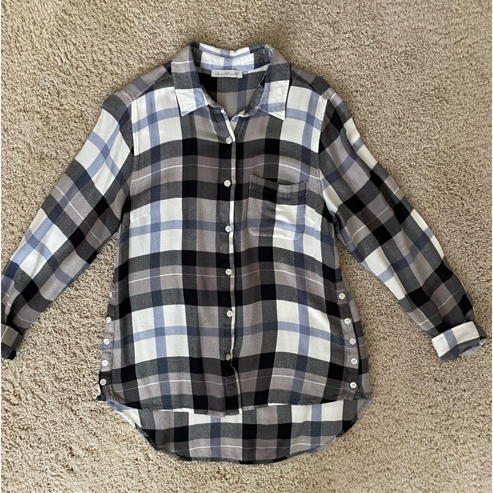 Long sleeve light weight flannel shirt in size medium.